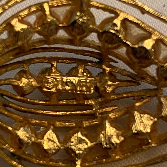 Vintage Lisner Faux Pearl and Gold Tone Brooch/Pin 1.9" L - Picture 3 of 6